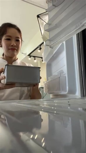 JACQUELINE 老师的直播短视频来啦。 【斑斓迷恋飘香】 1. 斑斓精华 Pandan Essence 洗净斑斓叶剪小块 Pandan leaves cut small 250g 开水 Water 300g ~ Blend 之后过滤待备用 Filter after blend 2. 6寸四方的斑斓戚风蛋糕 （切成2片） ~ Prepare 6 inche square mould pandan cake base（Cut to 2 pieces） 蛋黄糊 Egg Yolk Mixture : B 蛋黄 Egg Yolk 2 pcs 海盐 Sea Salt 1/8 tsp 斑斓精华 Pandan Essence 40g 玉米油 Corn Oil 25g 中筋粉 Medium Protein Flour 40g 蛋白霜 Egg White Mixture : B 蛋白 Egg White 2 pcs 细砂糖 Castor Sugar 34g 柠檬汁 Lemon Juice 1/4 tsp 3. 煎蕊层和椰糖层 : Cendol Layer and Gula Melaka Layer 