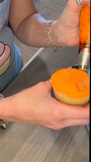 Learn with me! My Facebook subscription page will teach you how to pipe my buttercream florals | Joyful Bouqcakes