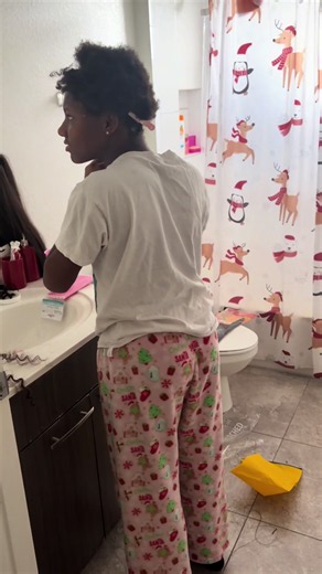 … I LOVE BEING A GIRL MOM! I can see my daughter in a couple of years being the friend who does everybody hair before the events🥲😭😍 KEEP GOING PRETTY😘♾️💞👧🏽 #kidsoftiktok #hairstyle #beginner #fyp #daughter