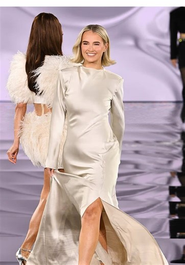 Obsessed with @Molly-Mae and her @L'Oréal Paris UK @L’Oréal Paris runway debut walk 🥲🤏🏼😍📹🪩 INSANE #mollymaehague #parisfashionweek #lorealparis #ledefile #ledefileloréal #mollymae