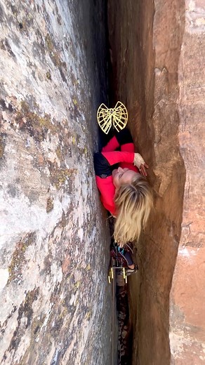 The Double Chicken 🐓 Wing — one of my all-time favorite offwidth techniques. It’s awkward, weird, and absolutely brilliant when it clicks. Both arms wedge in opposite directions to create tension and stability inside the crack. There’s nothing quite like the feeling of finding balance in the chaos of an offwidth. #Bringgracetothegrovel #artofoffwidth #climbinglife #AdventureAwaits #desertclimbing #movementart Want to learn more?! Check out Athena Rock Climbing for our Art of Offwidth clinic dat