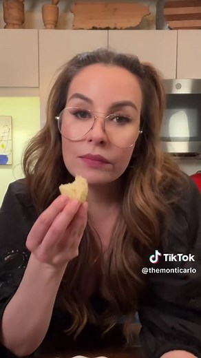 Don’t toss out sour milk! It’s not good for drinking, but as long as it isn’t clumpy. it’s good for cooking; use it as a substitute for buttermilk in your favorite recipes. Check out these 5 epic sour milk hacks for next-level pancakes, biscuits, chicken, salad dressing, and soda bread. What recipe will you try making with sour milk? ♻️ #savethefood #foodwaste #ecofriendly #sustainablecooking #green #earthfriendly #stopfoodwaste #foodhacks #expiredmilk #sourmilk #buttermilk #leftovers #budgetcoo