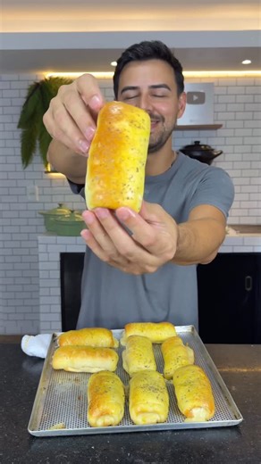 Marcos Cavalcante on Instagram: "Salgado fácil 🤩👉🏼 @ducavalcantte Ingredientes: - 01 ovo - 250ml de água - 02 colheres de sopa de açúcar - 50ml de óleo ou uma colher de sopa de margarina - 01 sachê de fermento biológico seco (10g) ou 20g do biológico fresco - 1/2 colher de sopa de sal - 05 xícaras em média de farinha de trigo (aproximadamente 500g) Para o recheio usei: - 300g de presunto - 300g de mussarela - Requeijão a gosto Forno pré aquecido a 180 graus e deve assar por aproximadamente 30