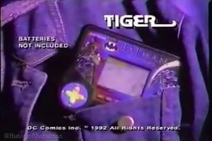 🎮: Commercial for 1992’s “Batman Returns” LCD handheld video game by Tiger featuring Michael Keaton’s Batman and Danny DeVito’s Penguin. Based on Tim Burton’s sequel film to 1989’s “Batman”, “Batman Returns” is celebrating its 29th anniversary this Saturday, June 19. 2021 marks the 35th anniversary of the debut of DC Comics’ Batman in video games.✌🏽💜🦇👾🎮 | History of The Batman