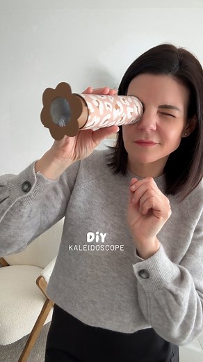 Cécile Bruneau | DIY & Déco on Instagram: "DIY Kaléidoscope ✨🌈 Facile à réaliser, avec peu de matériel, ce DIY offre un résultat magique : un kaléidoscope qui transforme la lumière en mille reflets colorés ! 🌈✨ Un vrai moment de créativité et d’émerveillement à partager avec les enfants. Matériel nécessaire 1 rouleau de papier 1 feuille de papier canson Du papier autocollant effet miroir 1 feuille de plastique transparent Des perles et sequins colorés De la colle et des ciseaux Un joli papier