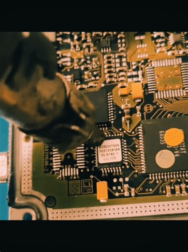 Odczyt starego sterownika przez wylutowanie pamięci eprom programatorem eprom Reading the old controller by desoldering the eeprom memory with an eeprom programmer #audi #mpower #amg #Saab #cosworth