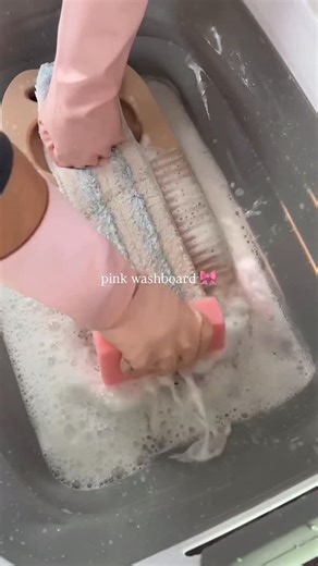 Britt on Instagram: "washing my mop heads on this washboard leaves them squeaky clean 🫧☁️✨ perfect for small things that need an extra TLC 🧼🫧💖 🤍 🤍 🤍 🤍 #clean#cleaning#cleaningmotivation#cleaningtips#cleaninghacks#laundry#amazonhome#amazonhomefinds#"