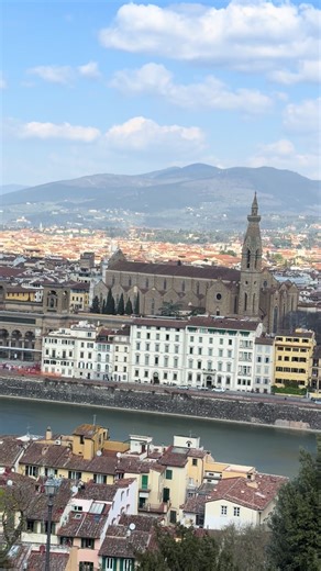 ミケランジェロ広場からベッキオ橋もよく見えて，山の緑もおとぎ話の世界みたいに美しい景色です。，ルネサンス時代の貴族の頃も山の🟢は同じかな？ #Firenze #michelangelo #beauty #italy #renaissance