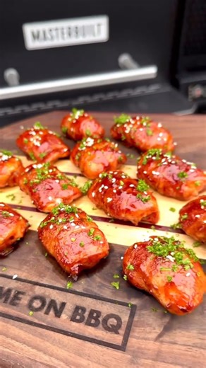 Hot Honey Chicken Bites🔥 📸 @flame_on_bbq Shop the Gravity 1150 Grill Smoker here: https://www.masterbuilt.com/products/gravity-series-1150-digital-charcoal-grill-smoker Cut the chicken thighs into approximately 1-inch pieces and rub them all over with the your favorite chicken rub. Then, roll them in bacon slices and rub the outside with Pork rub. Heat the Masterbuilt 1150 Gravity Series to 350°F and cook the chicken thighs indirectly until 168°F. Then, glaze them with a glaze of: - 2 tablespo