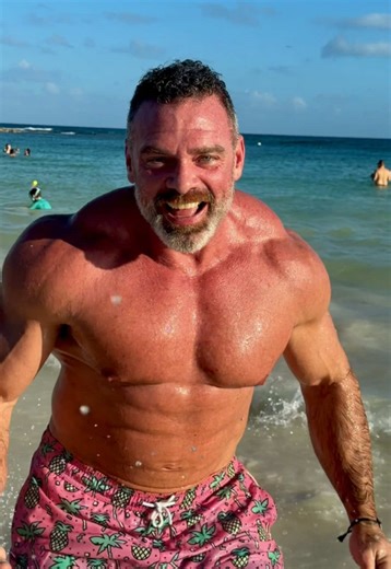 Don’t need me… I’m in vacation… But when I get back, if you need me for faith, family, or fitness coaching… or anything real estate… you can need me then! Love you! #bodybuilder #vacationmode #beachbody #worldtraveller #mexico