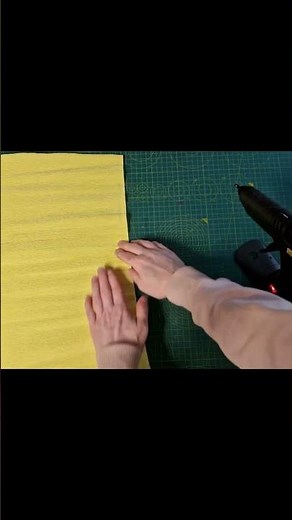 Giant crepe paper daffodil flower diy for spring decor