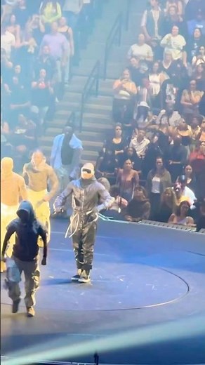 Usher OMG Dance moves #usher #rnb #concert #pastpresentfuture