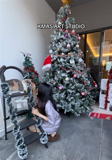 วาดรูปยังไม่เหนื่อยเท่าแต่งคริสมาตที่สตู 😂🎄🎄💕 Xmas art studio #pimnaranice #artstudio