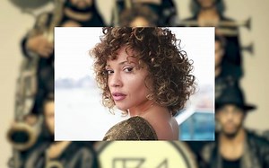 摇滚乐队女主唱舞台小便，还把男粉丝叫上台当马桶！！！！