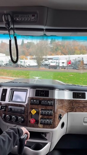2025 Pete 589 72" Low Roof LEGENDARY BLACK Cummins 565/2050 Manual 18 speed 280" Wheelbase Call Dylan or Jayce for more information! | Portland Peterbilt - Jackson Group