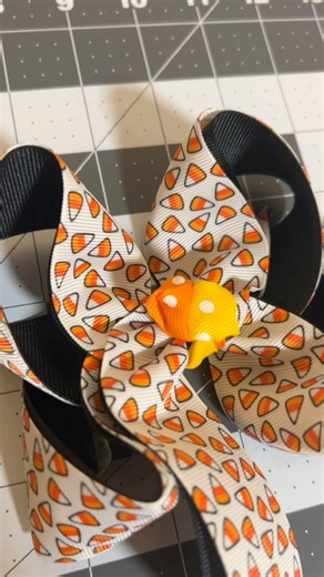 4.9K views · 55 reactions | Candy Corn hairbow DIY Tutorial #ribbon #bows #hairbowdiy #bowtutorial #candycorn #halloween #halloweenribbon #halloweenfabric #cute | Mommy Crafts A lot | Facebook