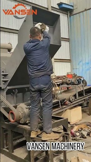 Metal crushers use high-speed rotating hammers or blades to strike materials for crushing.