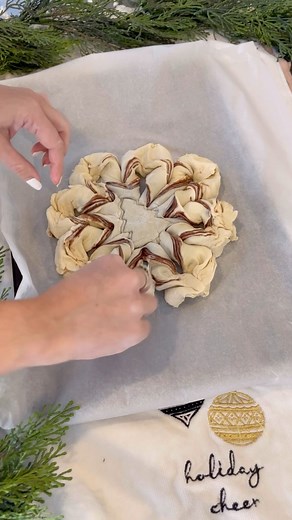 Tried the viral snowflake❄️puff pasty! Will definitely be making this for Christmas morning! It’s so easy to make, if I can do it trust me you can! The one thing I’ll be doing differently is adding MORE Nutella! Never enough lol #holidaybaking #puffpastry #easyrecipes #christmasrecipes #momhacks #homebaking #nutella | Livinlifewells
