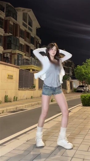 Amazing Dance Moves with Full Power and Nonstop Energy Performance