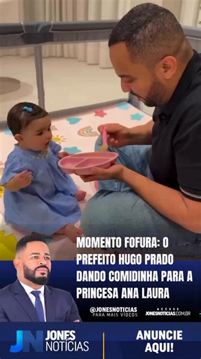 MOMENTO FOFURA: PREFEITO DE EMBU DAS ARTES HUGO PRADO DANDO COMIDINHA PARA A PRINCESA ANA LAURA Um registro encantador tomou conta das redes sociais: o prefeito de Embu das Artes, Hugo Prado, aparece dando comidinha para a pequena Ana Laura, sua filha com a primeira-dama Carol Prado. 💖 🍌 Laurinha, a primeira filha do casal, mostrou que é boa de garfo igual ao papai — e encantou a todos com seu jeitinho esperto e cheio de graça. 👨‍👧 Um momento leve, carinhoso e cheio de amor, que mostra o lad