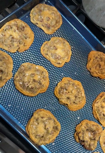 For those gooey centers and cripsy edge lovers 🤎🍪 #thisonesforyou #chocolatechipcookie #cookietok #cookiesoftiktok #cookiewithacause