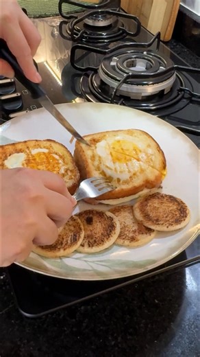 Ingredientes 2 rebanadas de pan de molde 2 huevos 1–2 láminas de queso (el que prefieras) 1–2 láminas de jamón Mantequilla o aceite en spray Sal y pimienta al gusto Preparación Prepará el pan: Tomá cada rebanada de pan y con un vaso o cortador redondo, hacé un círculo en el centro de cada una. No lo tires, podés dorarlo después. Cociná el huevo en el pan: Poné una sartén a fuego medio con un poco de mantequilla o aceite. Colocá la primera rebanada de pan y rompé un huevo directamente | Recetas c