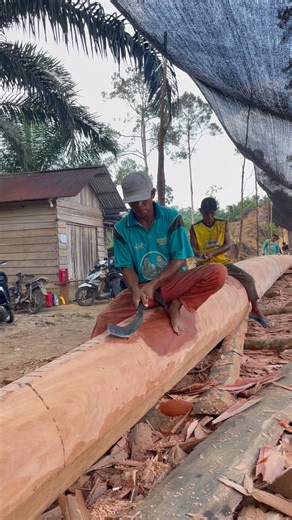 Razor-Sharp Machete in Traditional Wooden Boat Building #woodenboat #boatbuilding #pacujalur