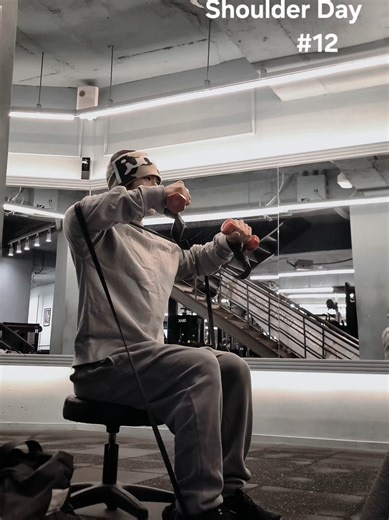 #12 어깨 - 소요시간 24분 웜업 • 오버헤드 플레이트 레이즈 10kg 2 set 팔꿈치 모아주는 텐션 유지 • 덤벨 숄더프레스 클로즈그립 18kg 3 set 견갑으로 제동 • 기본 사레레 12,10, 9, 8kg 4 set 드롭세트 • 숄프머신 5kg 씩 증량 3 set 적당한 무게로 고립에 집중 목은 뒤로 기대고 팔 궤적 참고 • 스미스머신 닐링 원암숄프 10kg 1 set 전거근을 이용한 치팅활용 • 밴드사레레 슈퍼세트 1 set​ 어깨는 저중량 자극도 필수 들지말고 벌려주기 • 인클라인 덤벨 리어델트플라이 7kg 3 set 둔각을 만들어서 고립유도 • 원암 리어델트 덤벨 숄프 18kg 1 set 옆으로 던지고 팔꿈치 90°로 접기 체간고립이 중요 • 시티드로우머신 5kg 씩 증량 3 set 손잡이 안쪽으로 잡고 어깨로 당겨오기 • 로우로우머신 10kg 씩 증량 3 set 팔꿈치 살짝 굽힌후 고정 슈러그임