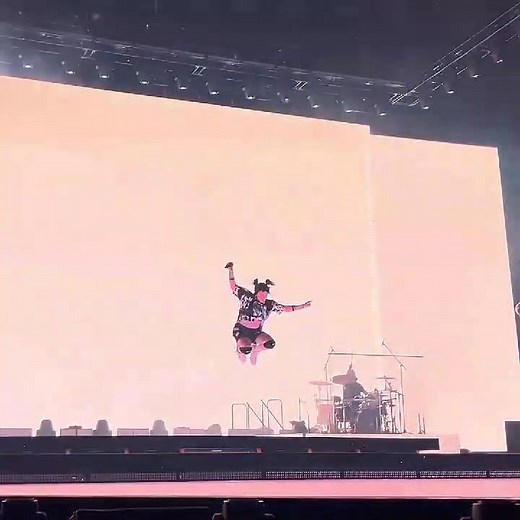 it was so epic when she did the jumping entrance #billieeilish #billie #billieeilishedits #fy #fyp #billieeilishedit #billiestan #edit #concert #jump