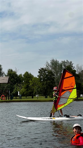 CNSI - Escuela Nautica 🌊🏄🏿‍♂️🌺 on Instagram: "Aprendiendo windsurf 🌬️ Viento, equilibrio y mucha práctica en el agua. Paso a paso, sumando confianza y disfrutando cada avance. ☀️ Si tenes ganas de sumarte en enero escribinos a nuestro WhatsApp para consultar disponibilidad! Te esperamos! 🌺"