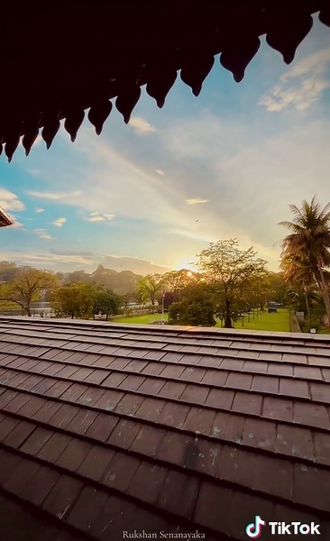 Explore the Temple of the Sacred Tooth Relic in Kandy