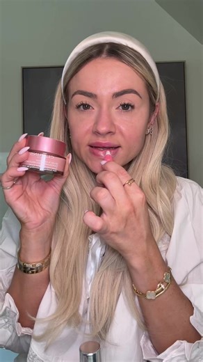 A good skincare routine doesn’t mean having a lot of products! It’s all about finding that ONE good moisturizing cream that doesn’t over complicate your life or schedule! The Clarins Multi-Active face cream has been my go-to @Clarins USA #clarinspartner #skincare #skincareroutine #morningroutine #glowyskin @Ulta Beauty