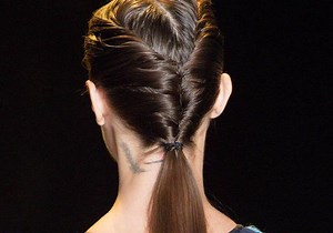 Comment faire une queue-de-cheval originale - Elle