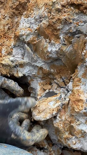 Pulling out a large crystal from Avant Mining LLC in Arkansas!! Matrix lurking in the background 😆 | The Crystal Collector