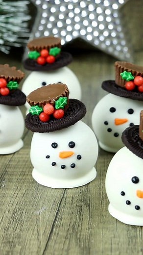 Snowman chocolate chip cake pops ☃️ How to: Prepare cake pop mixture by combining cake with a small amount of buttercream to form a paste and mix in chocolate chips. Form equal sized balls using an ice cream scoop. Chill for 15 minutes. Dip lollipop sticks in melted chocolate and insert into the cake balls. Chill for a further 20 minutes or freeze for 5 minutes. Dip balls into chocolate and place on parchment to set. Gently pull and rotate the lollipop sticks out. Do NOT pull out abruptly withou