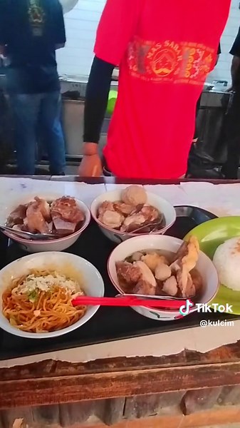 Bakso Solo Mas Sabar Lokasi : Kp. Cipedung, RT.02/RW.Re.08, Gajahmekar Kec. Kutawaringin, Kabupaten Bandung (soreang) Harga mulai : 20ribuan Hari Jumat Libur #InfoKuliner #InfoKulcim #BaksoSoloMasSabar #MasSabarSoreang #BaksoIga