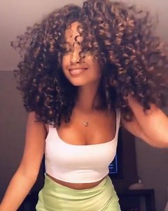 PARA PRECIOS Y COMPRAR entre a: RizosCurls.com Nos encantan los resultados de esta #RizosReina usando #RizosCurls! Nuestros Productos: https://bit.ly/2Wx8tA8 "This was by far one of my favorite hair days and it was FIRST DAY HAIR🥺 Products used: Rizos Curls: Hydrating Shampoo, Deep Conditioner, Curl Defining Cream 💕" - kimdollxo (IG) | Rizos Curls