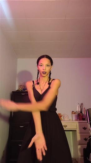 The clock, floss and woah making a comeback DC: @Camo dancer | dance