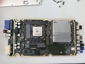 テスラが自動運転の｢世界最高コンピュータ｣を独自開発、来年アップグレード＆交換も無料