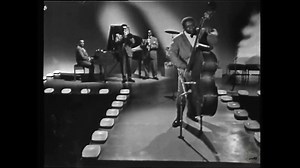 Incroyable solo de Arvell Shaw in HIM's page 🎙🥀 Lors d'un Concert avec Louis Armstrong à Melbourne (1963) Arvell Shaw interprète à la contrebasse "How High The Moon"🌿 ..."Shoow business" ! 😅 👇https://harleminmontmartre.org | Harlem In Montmartre