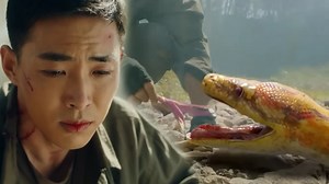 To save the gold and silver python, the man gave up his wealth and wealth 为救金银蟒，男人放弃荣华富贵 Movie：巨兽狂蟒 #巨兽狂蟒 #玄幻 #WeTV #cdrama #movies | 企鹅爱追剧