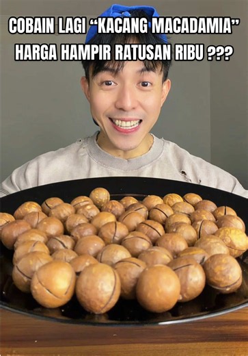Cara makan nya BIASA AJA DONG!!! 😤 udah pada coba belom Kacang Kemiri ??? 🤤