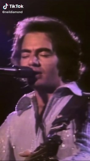 This captivating 1976 performance of “Play Me” is yet another example of Neil’s prolific songwriting and stage presence. What’s your favorite live performance of his? 🎶😌 #NeilDiamond #PlayMe