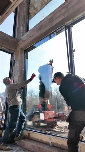 Okna aluminium - montaż z użyciem mini żurawia 🏗️ Okna na antresoli 🪟 #oknaaluminiowe #budowadomu