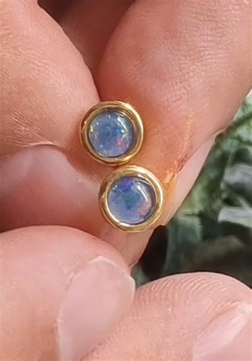 Because no two opals are the same, the job of matching pairs becomes a whole lot harder! When buying opal earrings, keep in mind that they are paired based on similarities, as it is quite literally impossible to get two identical stones 😄 #blackfriday