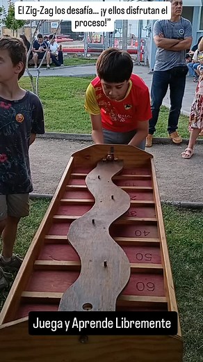 La concentración también se juega. En Juega y Aprende Libremente diseñamos juegos de madera que impulsan habilidades esenciales como la coordinación, la paciencia y la resolución de problemas. En este reel, un niño disfruta el Zig-Zag, uno de nuestros juegos más solicitados por familias, jardines infantiles y eventos escolares. 🎉 Arriendo de juegos para cumpleaños y actividades Incluye traslado GRATIS dentro de Santiago, montaje y jornada completa. Tenemos más de 20 juegos de madera para que ni