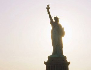 80K views · 750 reactions | Die Freiheitsstatue ist eines der bekanntesten Symbole der USA. Das LEGO Architecture-Modell ist unser bisher größtes Gebäude  | LEGO | Facebook