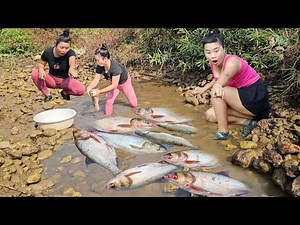 Video summary:Using a water pump to catch fish, survival fishing and hunting fish with simple tools