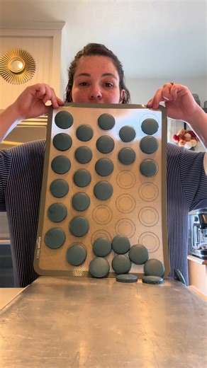 I’ve seriously been loving the blue macarons recently !! #macarons #macaron #frenchmacarons #homebaker #satisfying