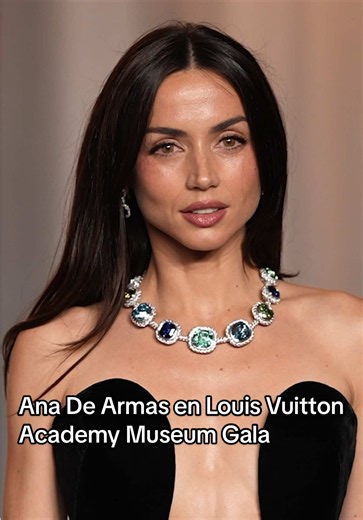 Ana De Armas en Louis Vuitton Academy Museum Gala — robe sur mesure